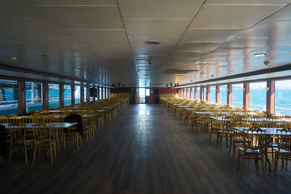 2026-06-06_istanbul_empty-ferry-saloon_dsc03206.jpg