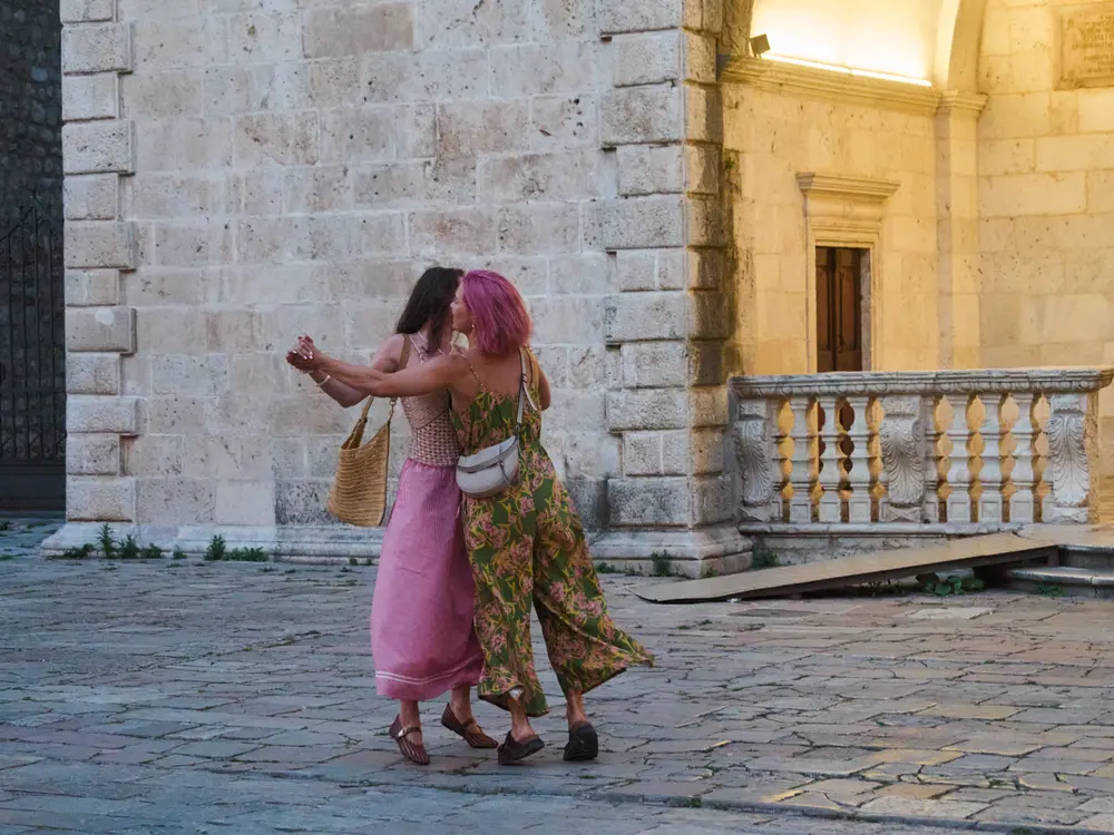 2026-06-12_kotor_travelers-taking-photos_dsc06487.jpg