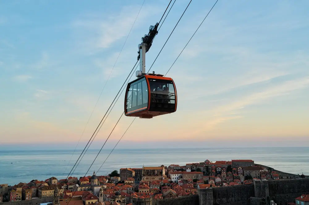 2026-06-10_dubrovnik_cable-car-above-rooftops_dsc05293.jpg