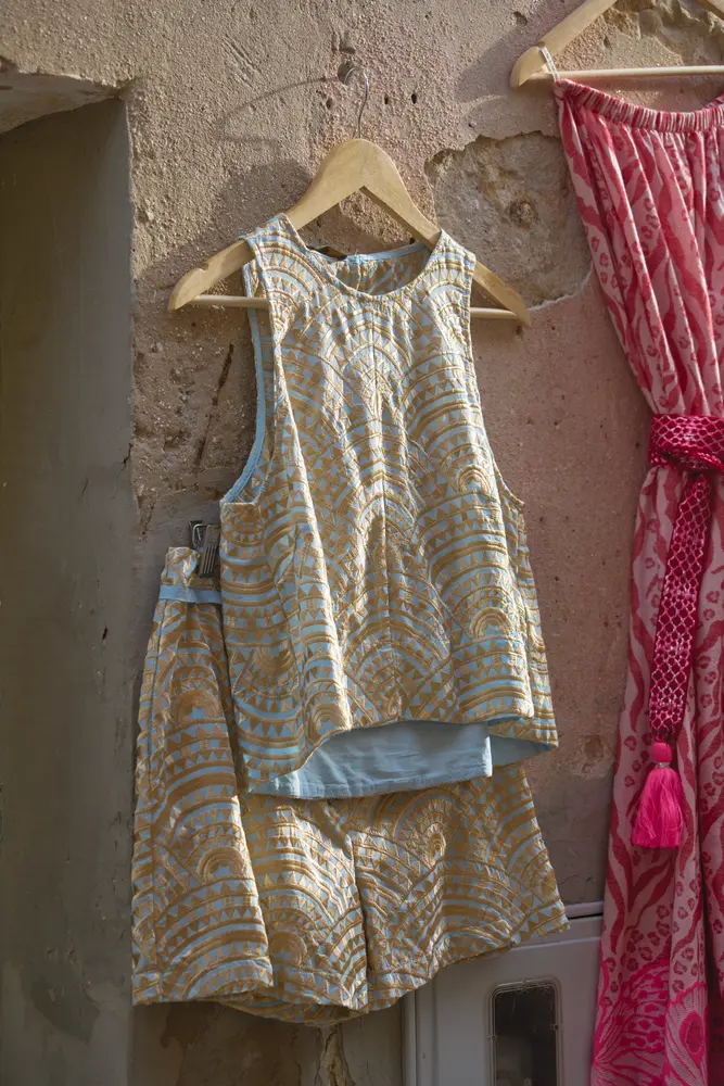 2026-06-14_korcula_dresses-on-stone-wall_dsc07158.jpg