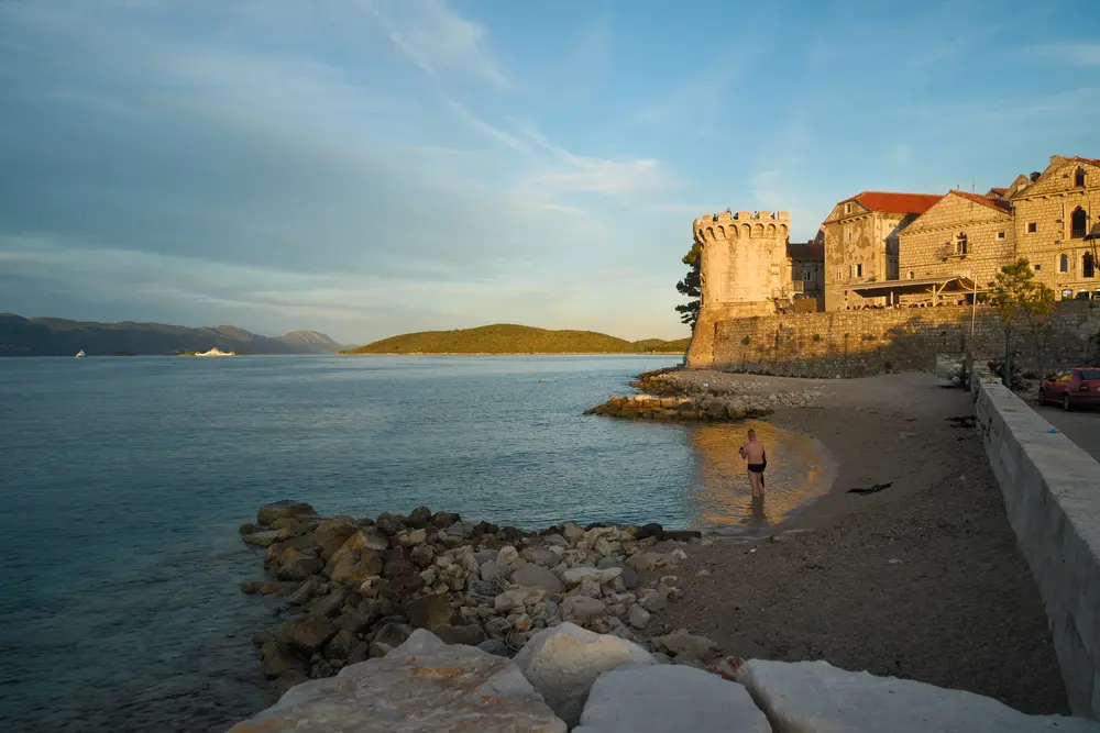 2026-06-14_korcula_rocky-beach-below-walls_dsc07249.jpg