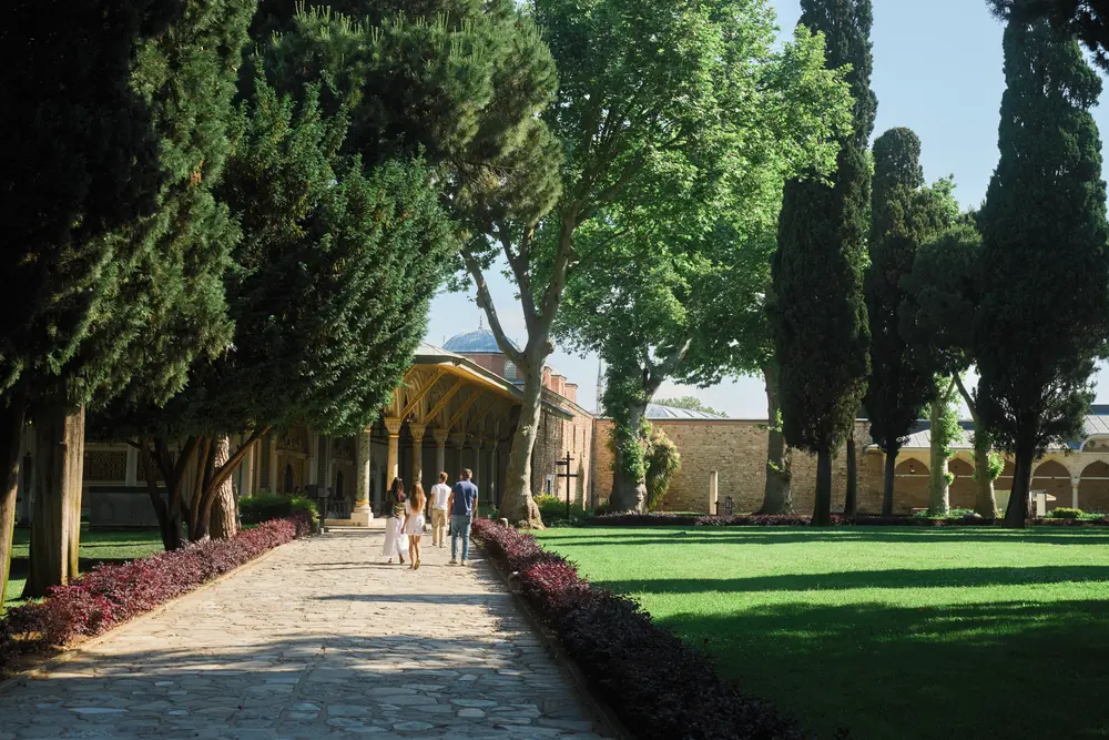 2026-06-07_istanbul_topkapi-garden-path_dsc03641.jpg