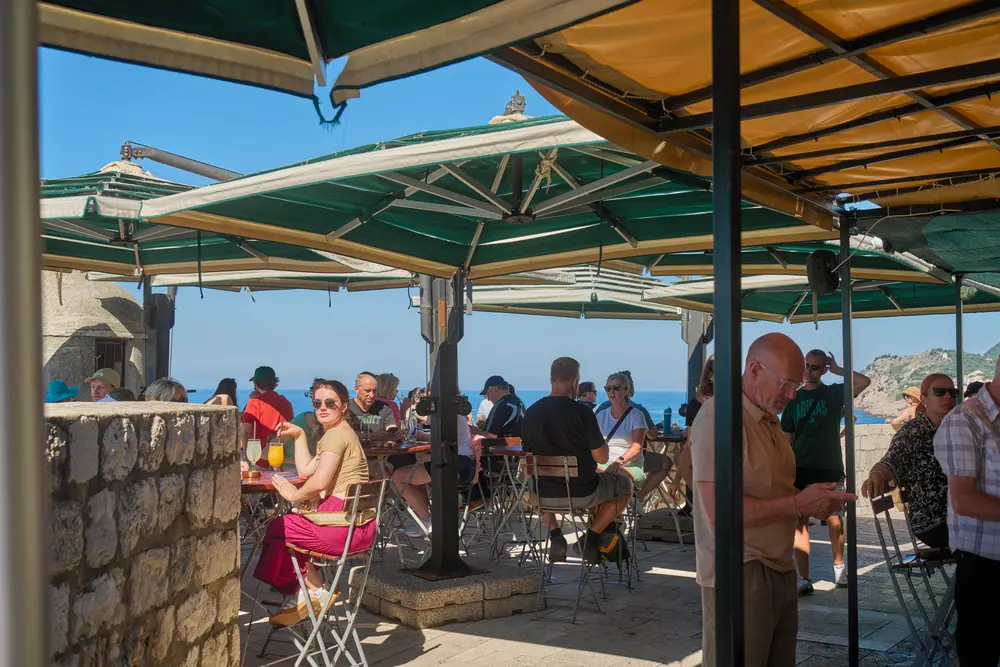 2026-06-10_dubrovnik_shaded-terrace-cafe-walls_dsc05029.jpg