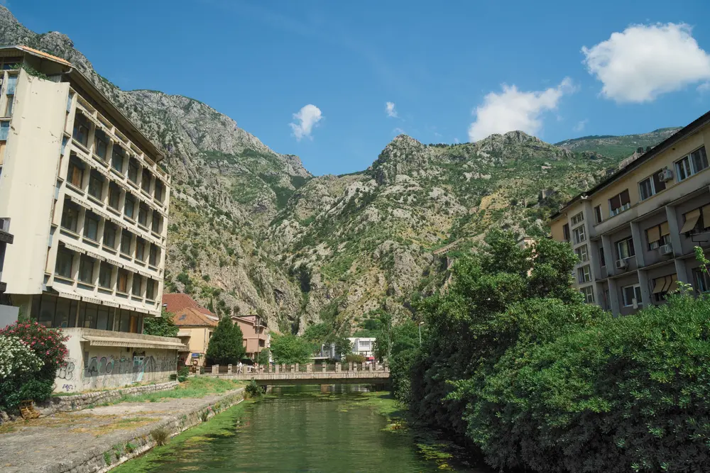 2026-06-11_kotor_canal-below-mountains_dsc05600.jpg