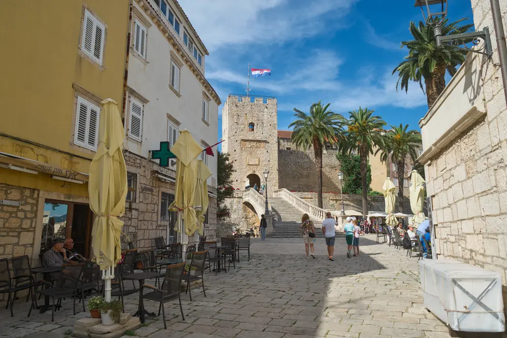 2026-06-13_korcula_cafe-street-toward-gate_dsc06566.jpg
