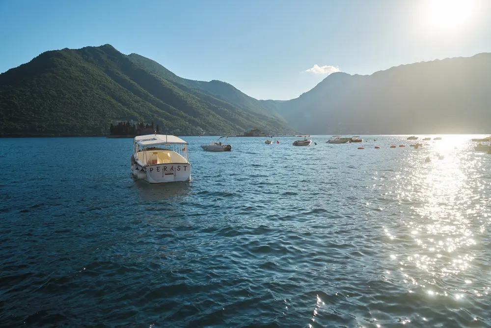 2026-06-12_perast_tour-boat-on-sunlit-bay_dsc06280.jpg