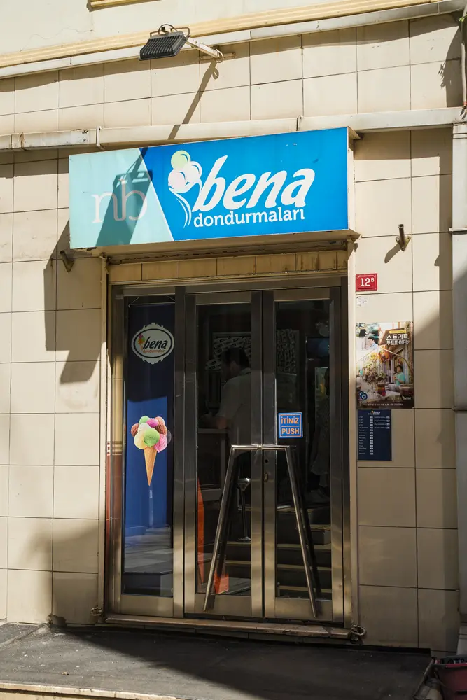 2026-06-08_istanbul_ice-cream-shop-entrance_dsc04445.jpg