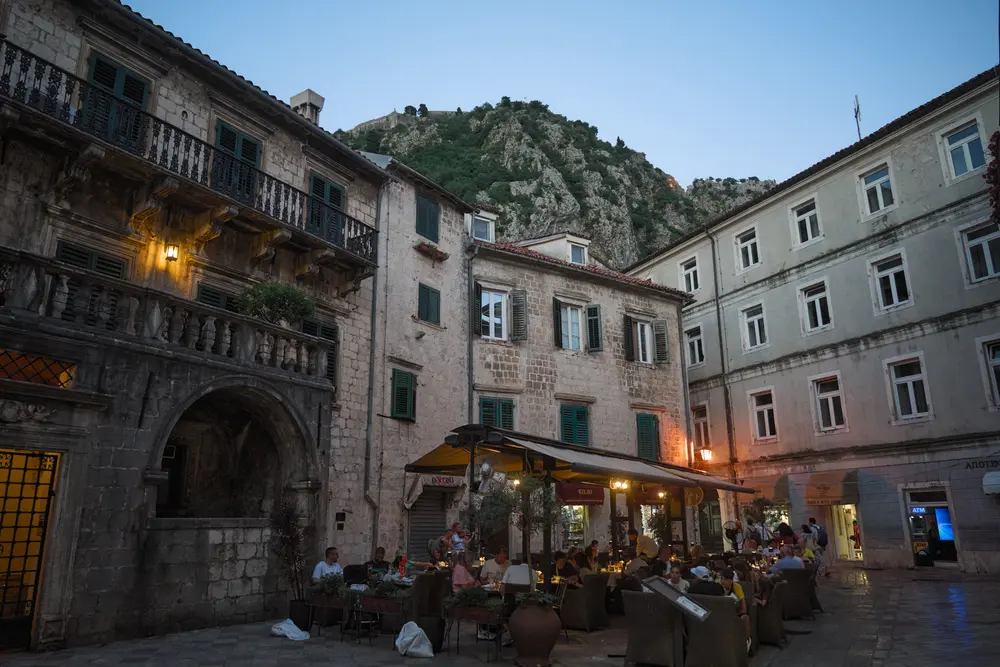2026-06-12_kotor_old-town-square-at-night_dsc06473.jpg