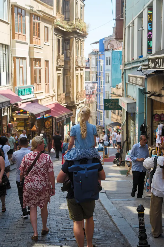 2026-06-06_istanbul_cobbled-street-shoppers_dsc03088.jpg