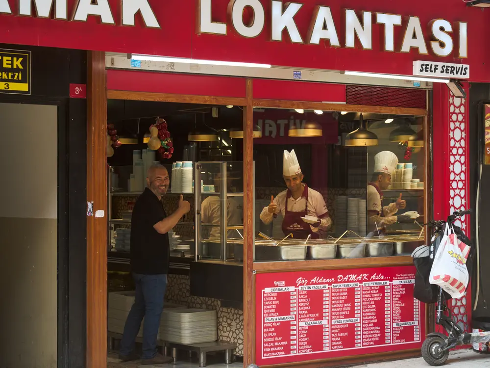 2026-06-06_istanbul_lokanta-storefront-cooks_dsc02578.jpg