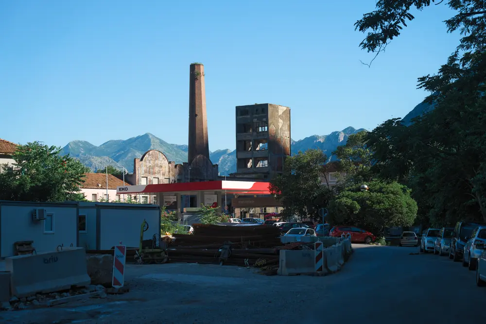 2026-06-13_kotor_old-factory-chimney-town_dsc06503.jpg