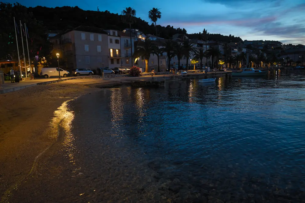 2026-06-14_korcula_night-beach-and-town-lights_dsc07480.jpg