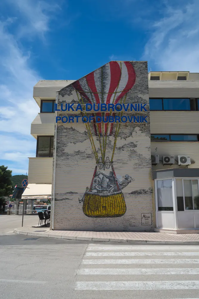 2026-06-13_dubrovnik_balloon-mural-on-wall_dsc06546.jpg