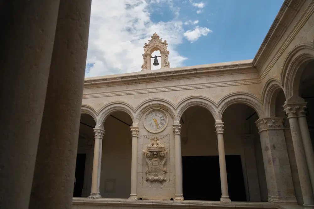 2026-06-15_dubrovnik_palace-courtyard-arcade_dsc07603.jpg