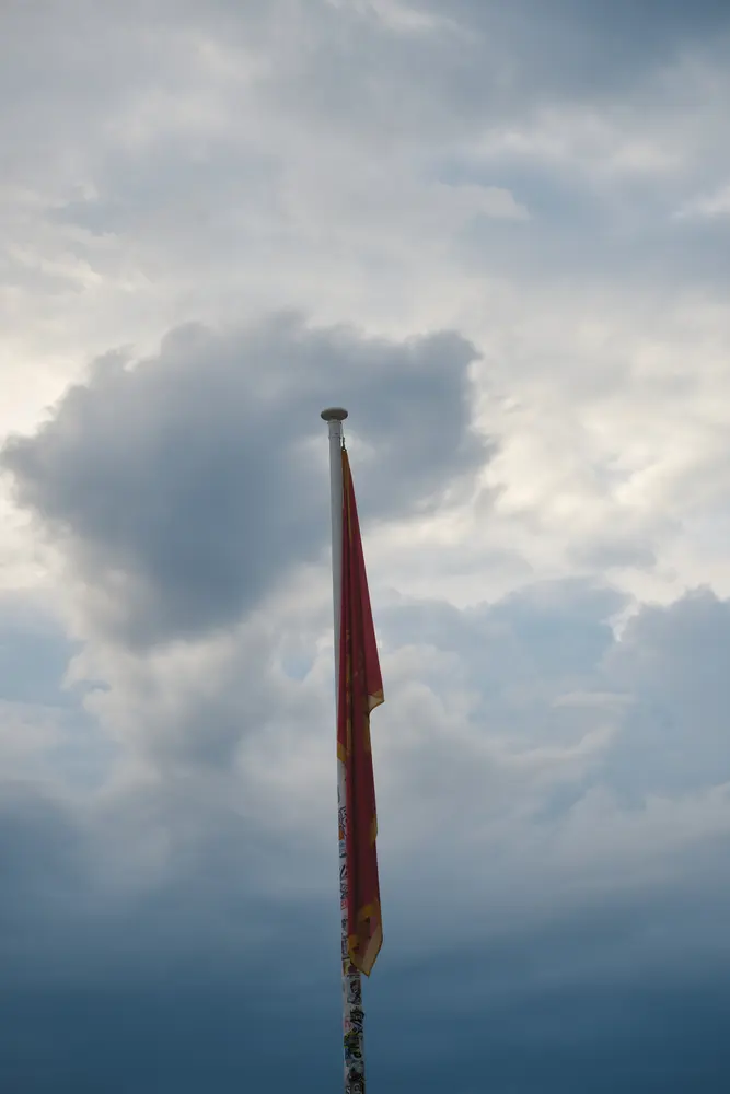 山頂の旗と雲