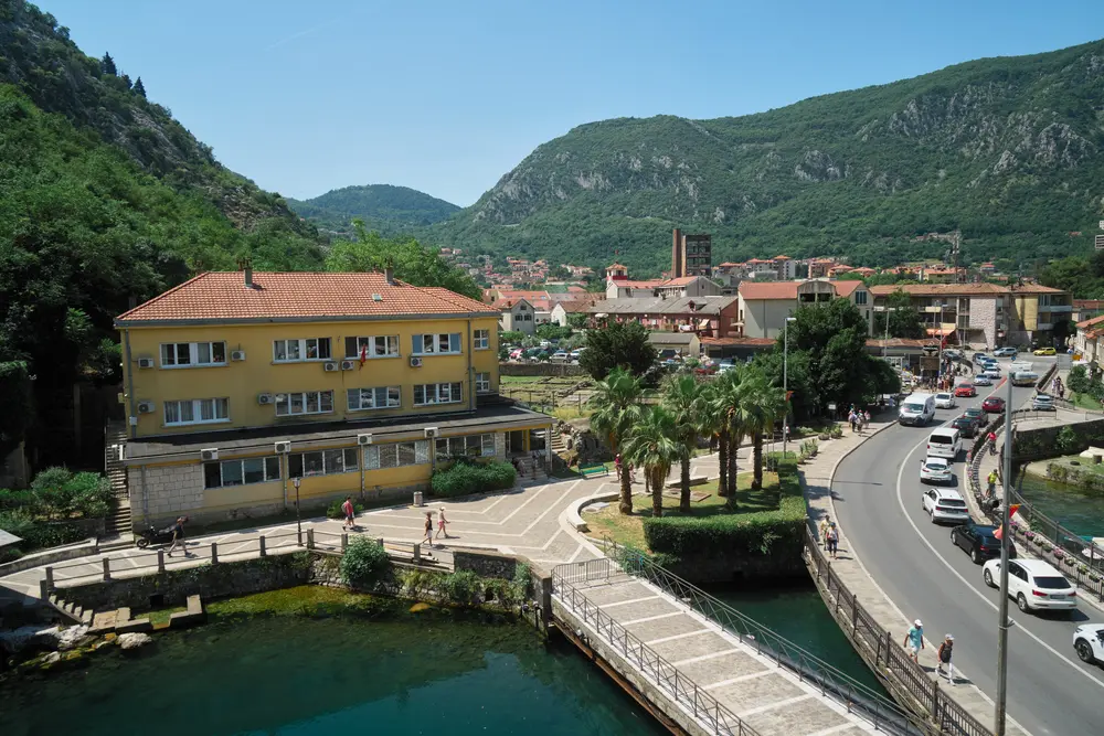 2026-06-11_kotor_riverside-town-road_dsc05412.jpg
