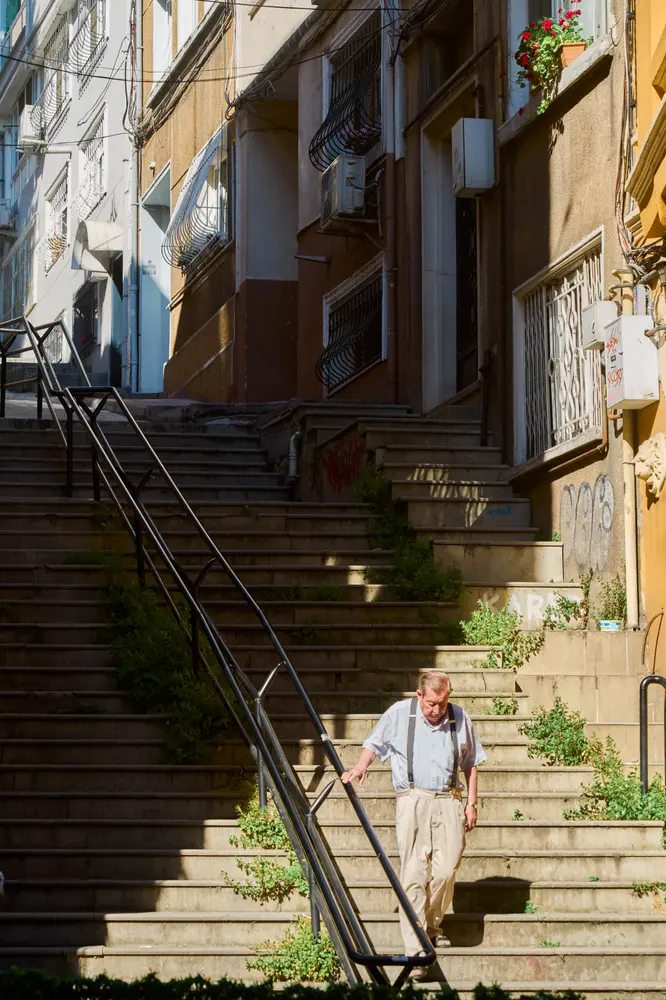 2026-06-08_istanbul_steep-stairway-alley_dsc04498.jpg