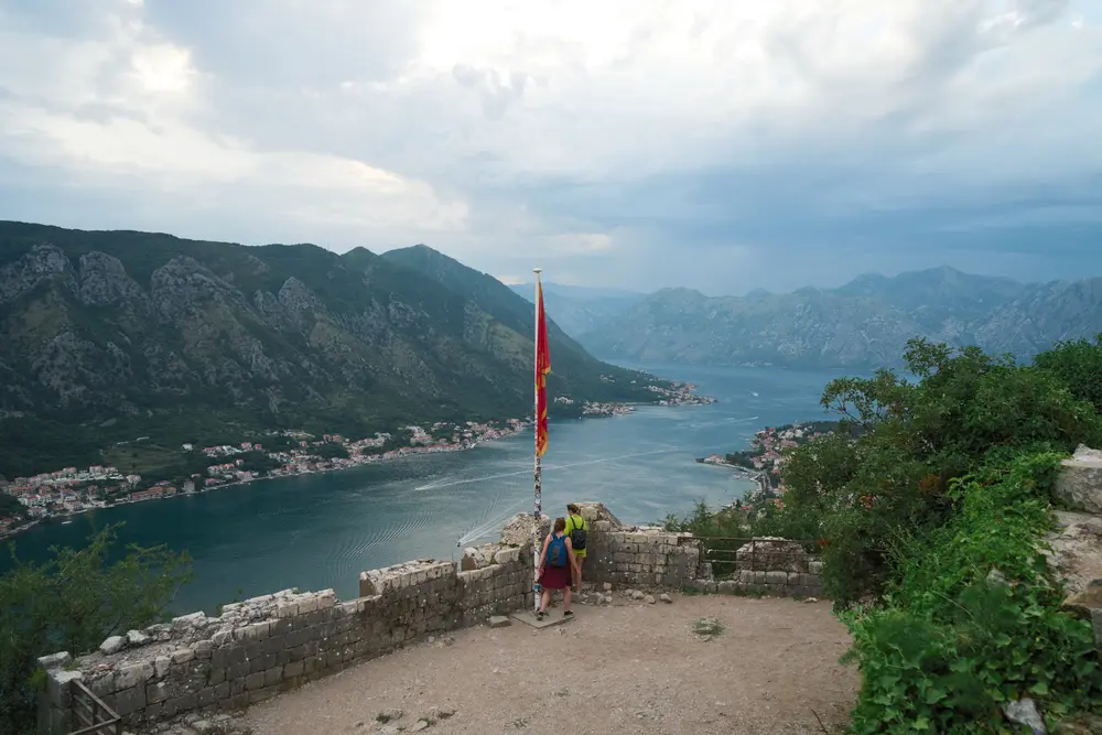2026-06-11_kotor_summit-flag-over-bay_dsc05800.jpg