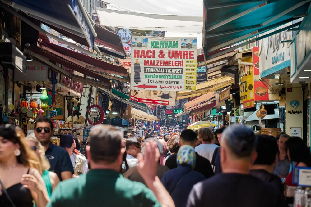 2026-06-08_istanbul_bazaar-street-crowd_dsc04421.jpg
