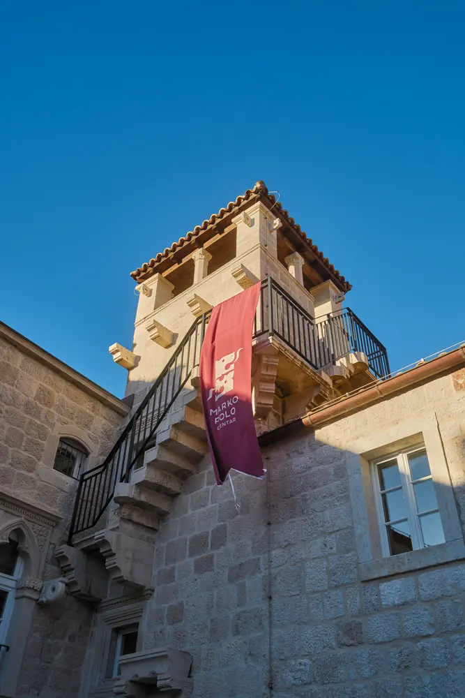 2026-06-13_korcula_stone-balcony-with-banner_dsc06708.jpg
