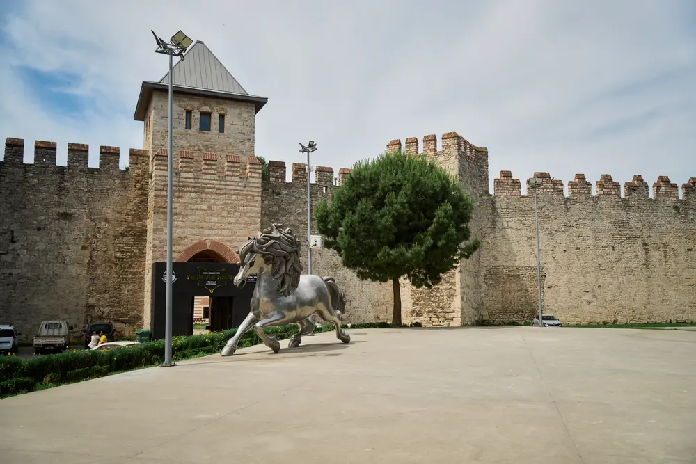 2026-06-09_istanbul_fortress-gate-horse-statue_dsc04739.jpg