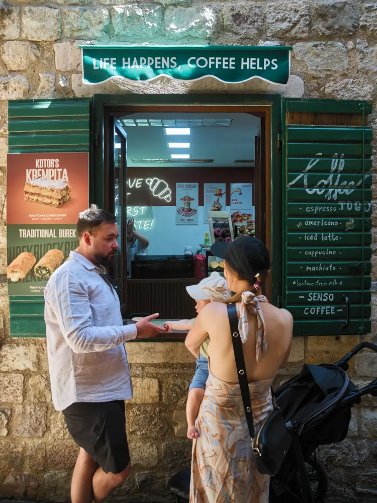 2026-06-12_kotor_coffee-kiosk-street_dsc05917.jpg