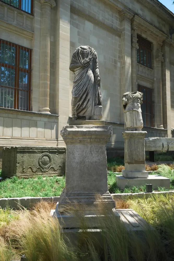 2026-06-07_istanbul_museum-garden-statue_dsc03781.jpg
