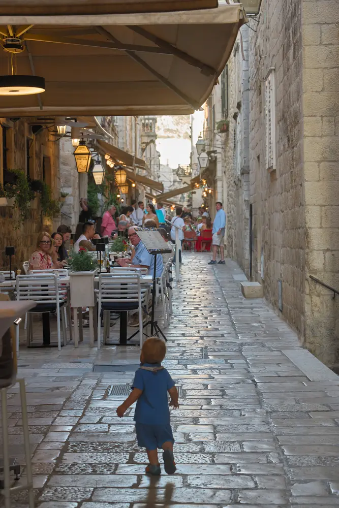 2026-06-15_dubrovnik_child-running-in-alley_dsc07810.jpg