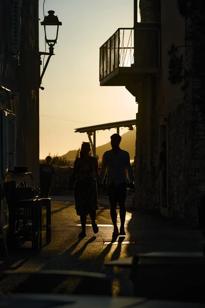 2026-06-13_korcula_silhouettes-in-alley-at-dusk_dsc06768.jpg