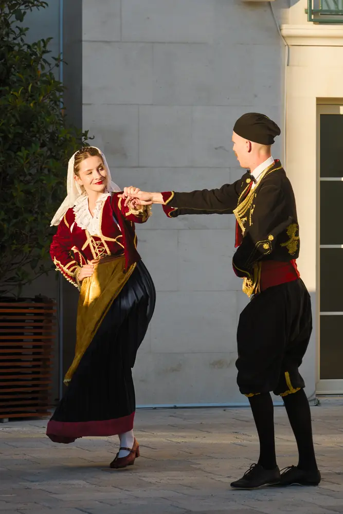 2026-06-12_perast_dancing-pair-in-costume_dsc06380.jpg
