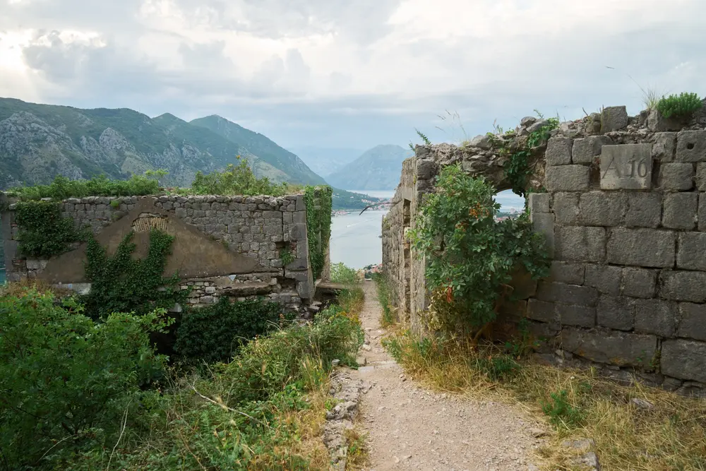 2026-06-11_kotor_ruined-gateway-path_dsc05760.jpg