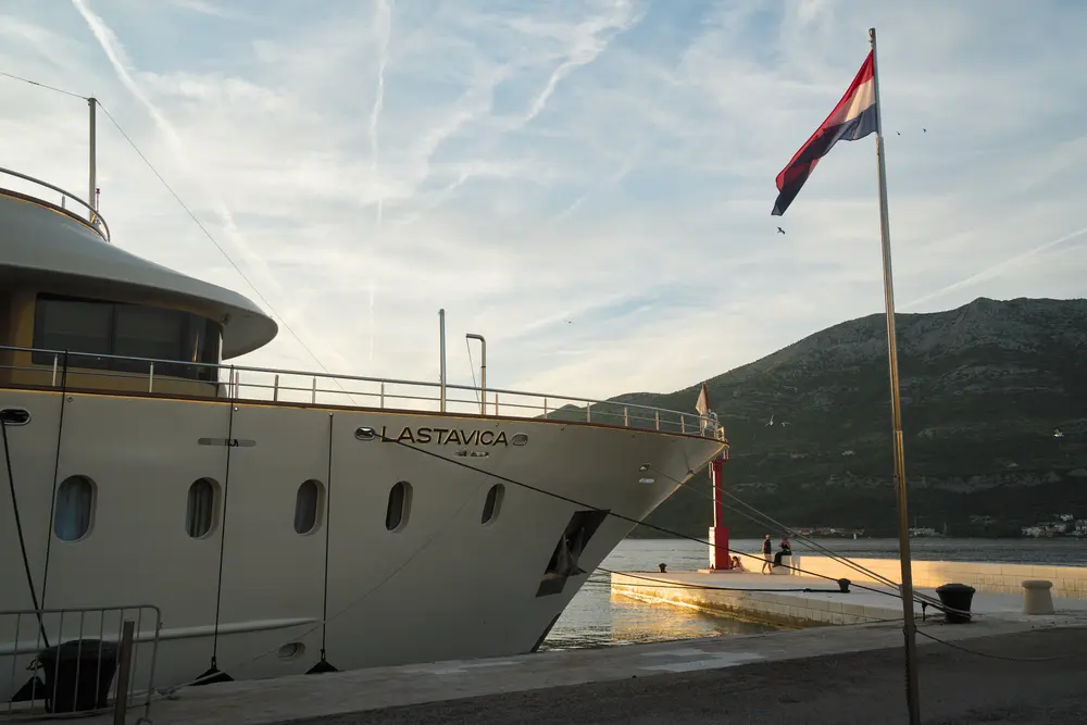 2026-06-14_korcula_ship-bow-and-flag_dsc07220.jpg