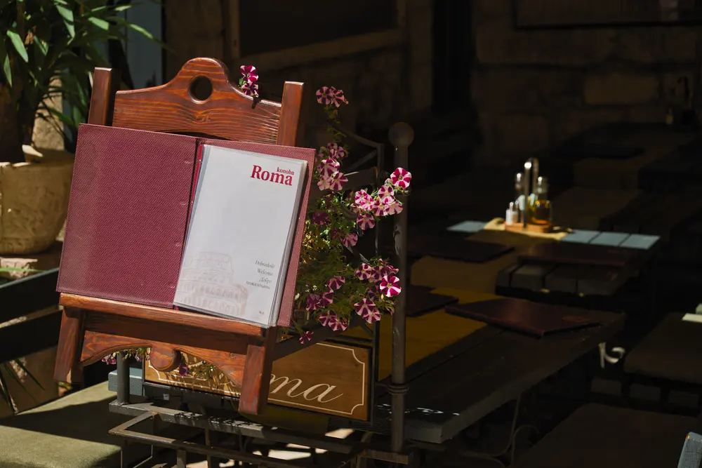 2026-06-12_kotor_restaurant-menu-stand_dsc05922.jpg