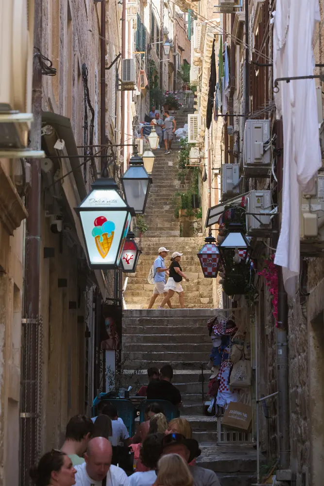 2026-06-10_dubrovnik_narrow-alley-stairs-cafe_dsc05110.jpg