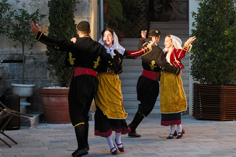 2026-06-12_perast_traditional-circle-dance_dsc06352.jpg
