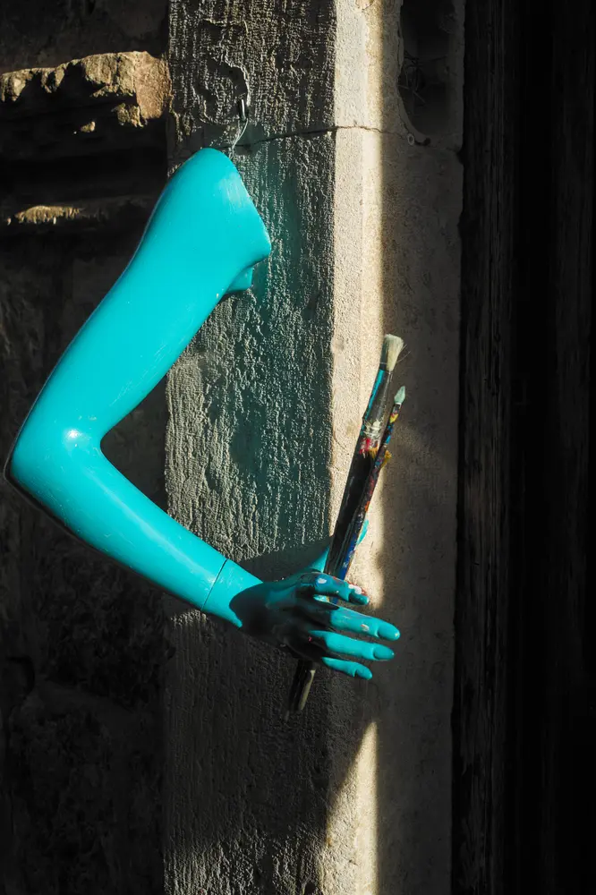 2026-06-15_dubrovnik_street-art-turquoise-arm_dsc07706.jpg