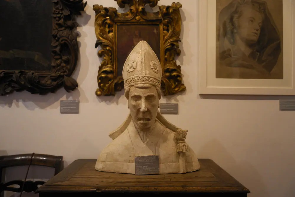 2026-06-13_korcula_carved-bishop-bust_dsc06605.jpg