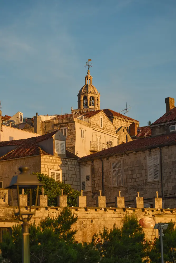 2026-06-14_korcula_rooftops-evening-light_dsc07255.jpg