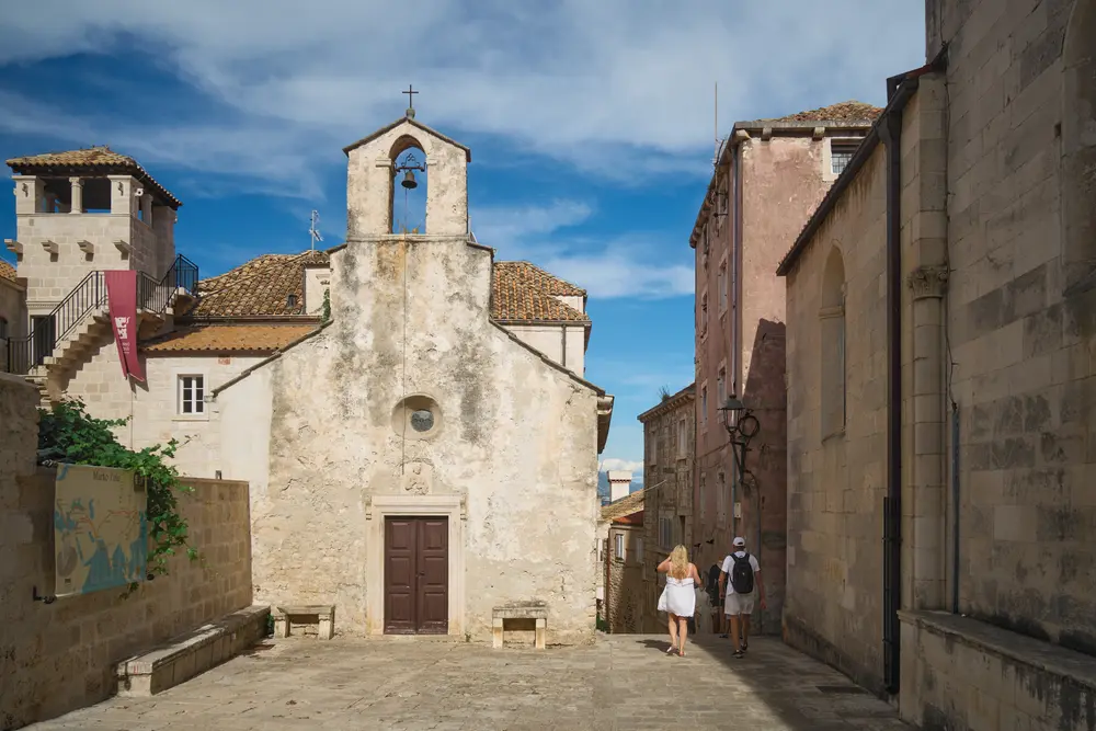 2026-06-13_korcula_small-church-on-alley_dsc06598.jpg
