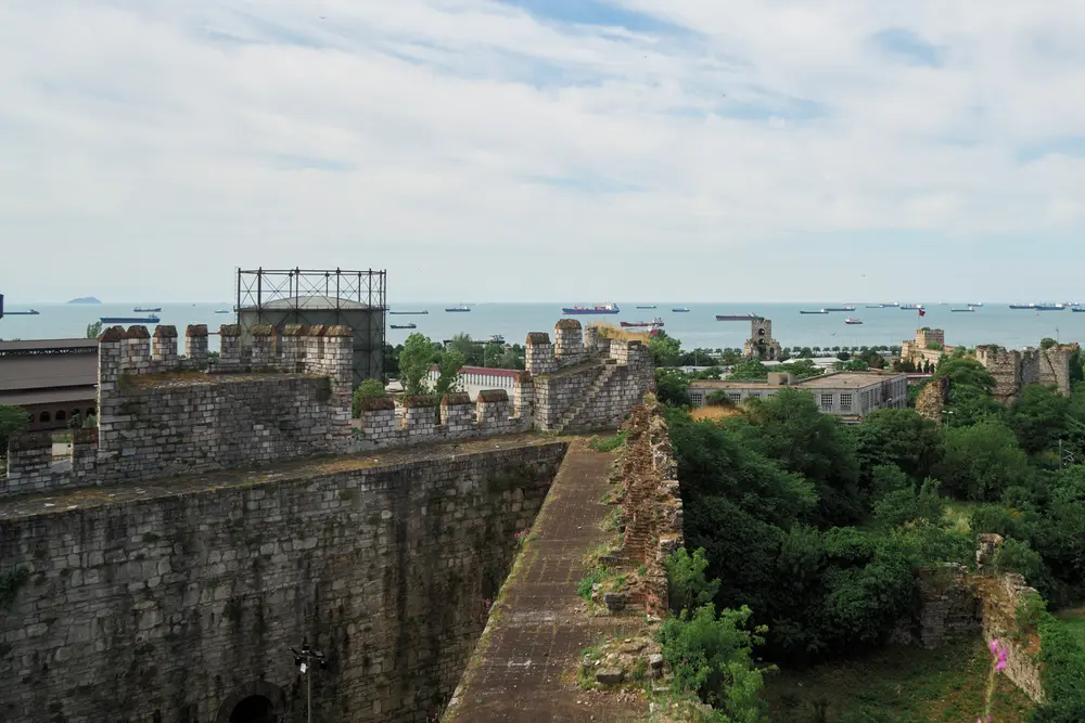 2026-06-09_istanbul_fortress-ramparts-sea-view_dsc04643.jpg