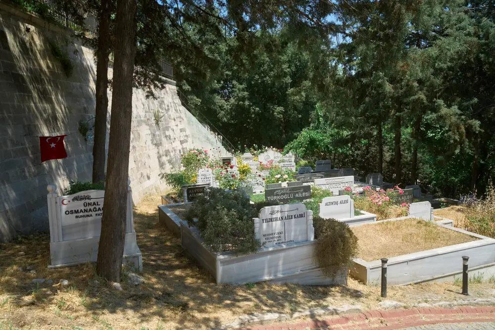 2026-06-08_istanbul_cemetery-gravestones_dsc04405.jpg