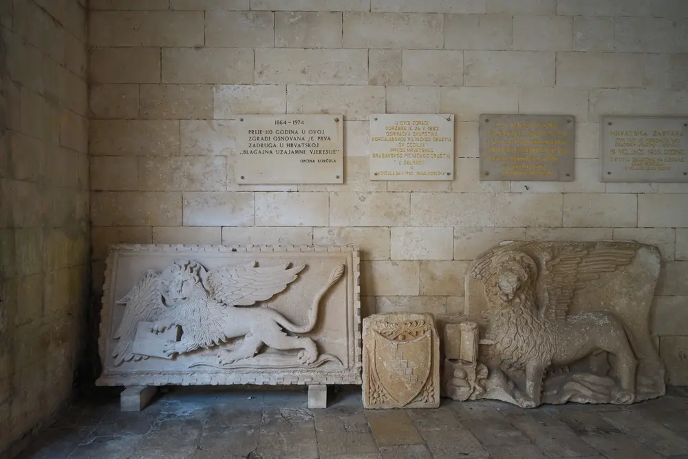 2026-06-14_korcula_carved-stone-lion-reliefs_dsc07117.jpg