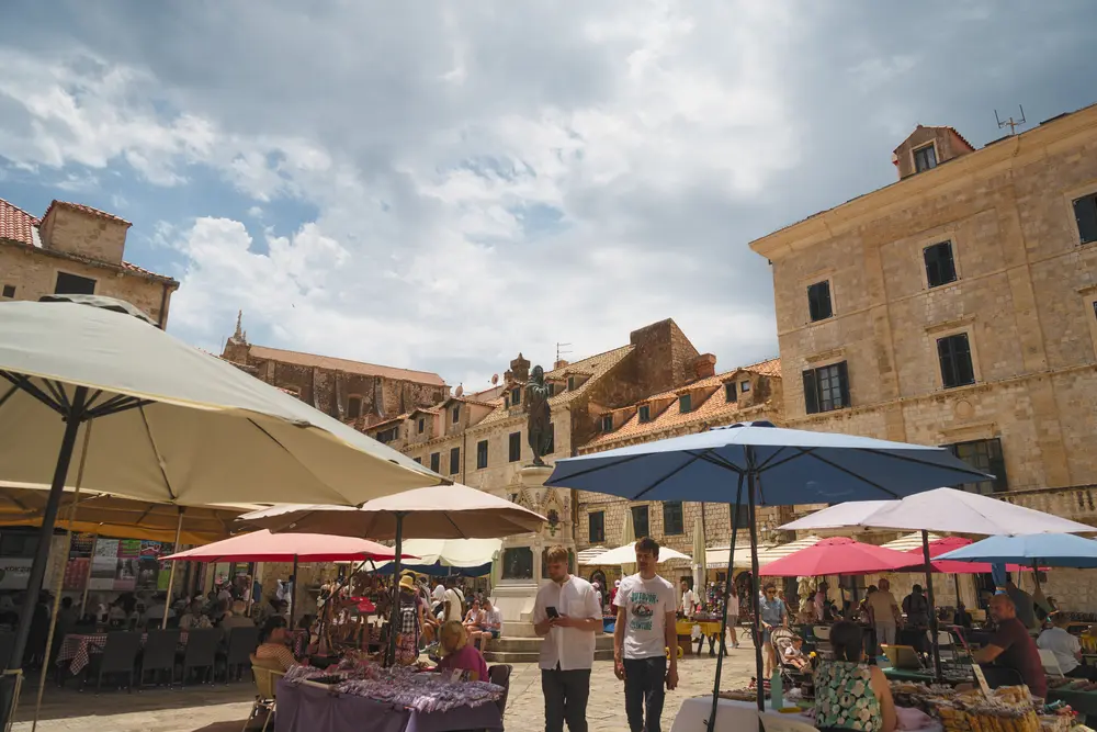 2026-06-15_dubrovnik_market-stalls-umbrellas_dsc07616.jpg