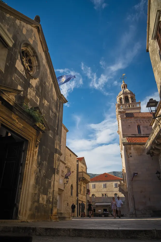2026-06-13_korcula_cathedral-square-in-sunlight_dsc06669.jpg