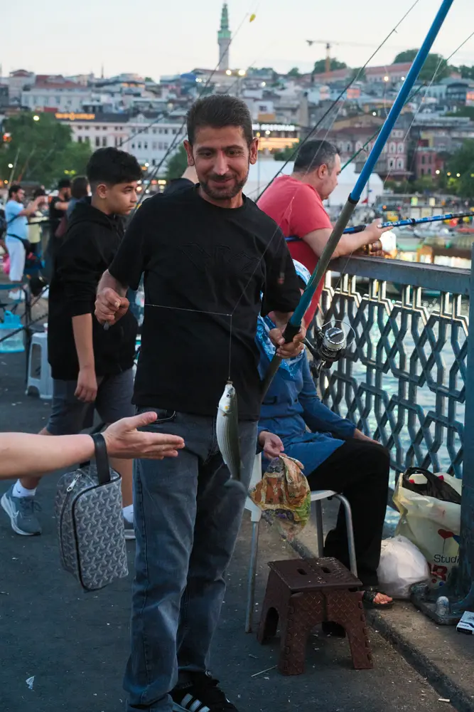2026-06-07_istanbul_angler-with-fresh-catch_dsc04165.jpg