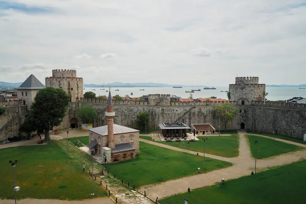2026-06-09_istanbul_fortress-courtyard-from-wall_dsc04697.jpg