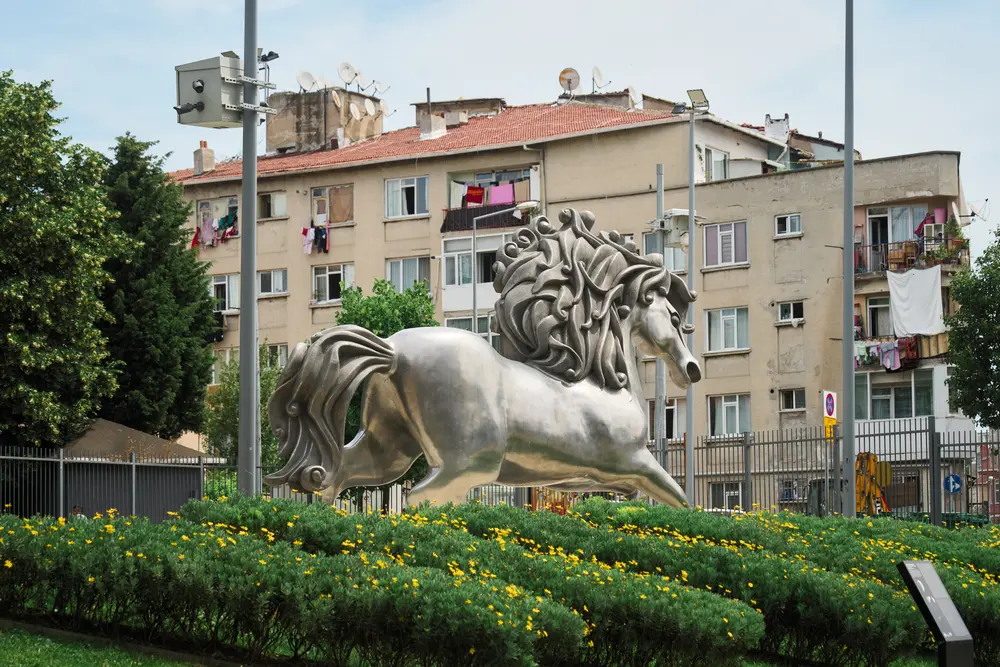 2026-06-09_istanbul_horse-statue-roundabout_dsc04735.jpg