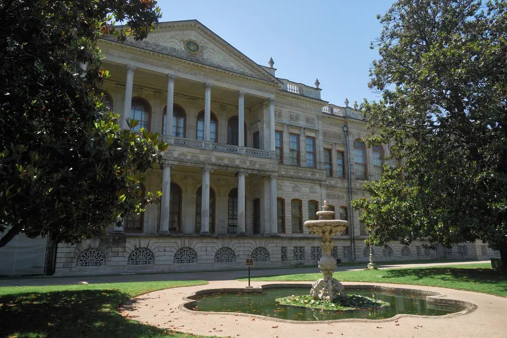 2026-06-06_istanbul_dolmabahce-palace-facade_dsc02798.jpg