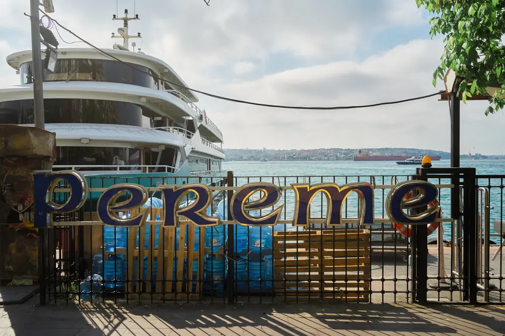 2026-06-06_istanbul_ferry-terminal-signage_dsc02631.jpg