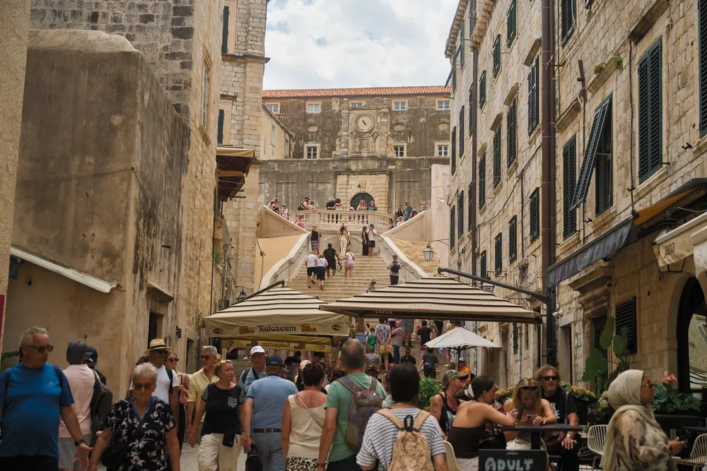 2026-06-15_dubrovnik_busy-street-with-awnings_dsc07622.jpg